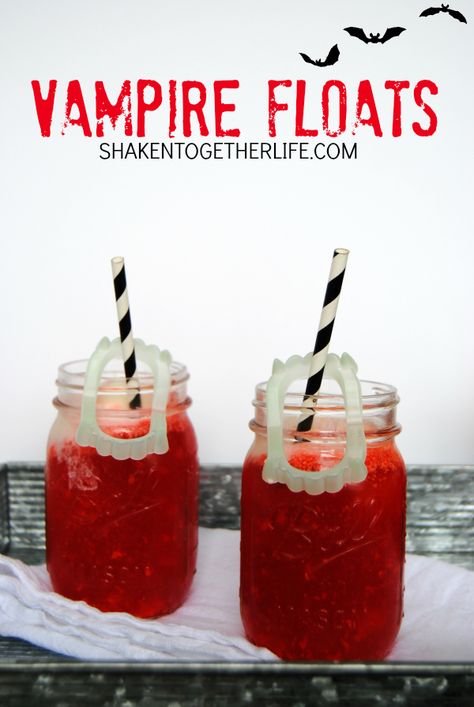 56 Halloween Ideas- Crafts, home decor, and treats Halloween Ice Cream, Terrifying Halloween, Dessert Halloween, Postres Halloween, Vampire Party, Halloween Punch, Halloween Fruit, Hawaiian Punch, Ice Cream Floats