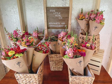 Flower Bouquet Farmers Market, Diy Flower Stand, Cut Flower Business, Flowershop Ideas, Dried Flower Shop, Flower Display Stand, Flower Stall, Business Opening, Farmers Market Flowers