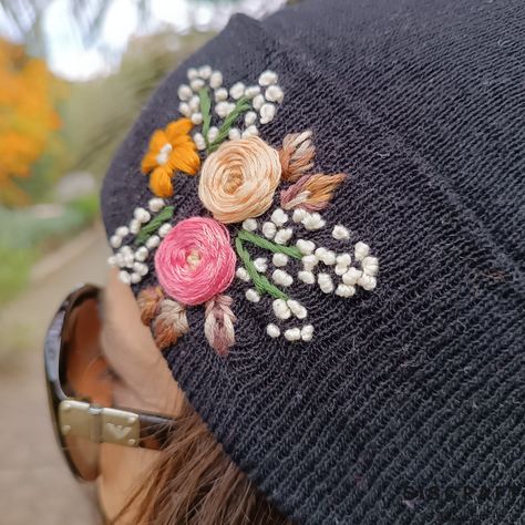 Hand Embroidered Winter Hats, Knit Hat Embroidery, Embroidered Beanie Floral, Hand Embroidery Beanie, Embroidery Beanie Ideas, Embroidered Beanie Diy, Embroidery On Knitted Items, Beanie Embroidery Ideas, Embroider Beanie