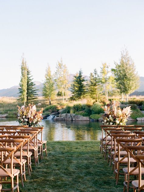 Rustic-chic backyard Colorado wedding ceremony set-up at a private residence in Aspen, Colorado. Dream turned reality by Florist- Bare Root Fiora, Planner- Bluebird Productions and Photographer- Rachel Havel Photography. Natural Fall Wedding, Chic Fall Wedding, Pond Wedding, Wedding Estate, Fall Backyard, Fall Wedding Ceremony, Events Place, Colorado Fall, Cottage Wedding