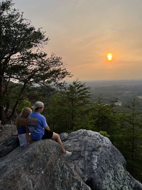 Couples Hike Aesthetic, Cute Hiking Pictures Couple, Couple Hiking Poses, Cute Couple Camping, Couples Watching Sunset Aesthetic, Mountains Couple Pictures, Couples Camping Aesthetic, Hiking Date Aesthetic, Hiking With Boyfriend