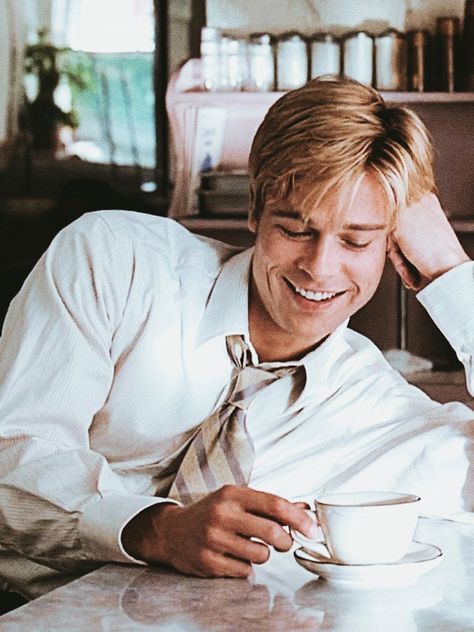 Brad Pitt 90s Wallpaper, Man In Coffee Shop, Brad Pitt Meet Joe Black, Meet Joe Black, 90s Actors, Joe Black, 90s Wallpaper, Kendall Style, Basketball Wallpaper