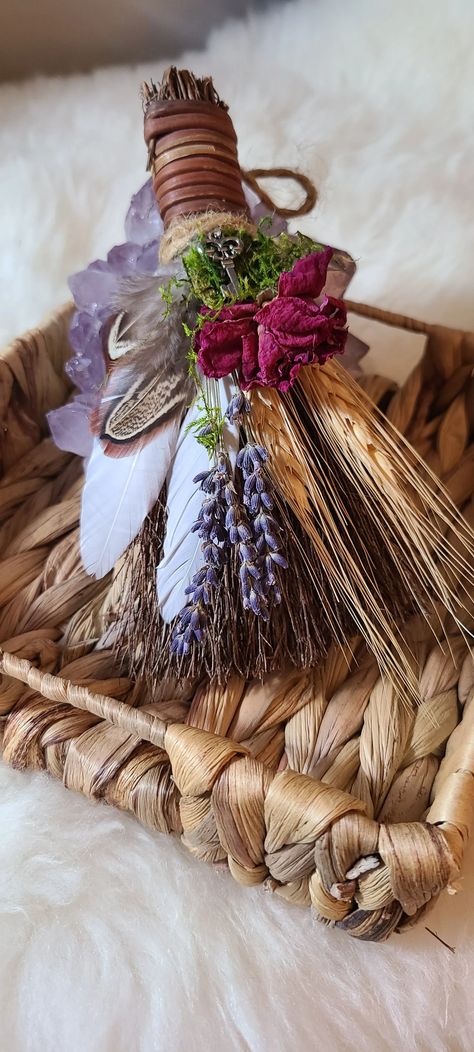 Besom Witch Broom Altar Broom Mini Cinnamon Broom Green - Etsy Grass Craft, Dried Flower Decor, Altar Inspiration, Witches Brooms, Cinnamon Broom, Pagan Nature, Fall Moodboard, Sage Wands, Expo Ideas