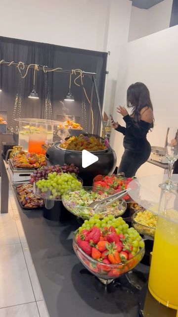 𝐂𝐨𝐜𝐨𝐧𝐮𝐭𝐜𝐮𝐩 on Instagram: "I made a lot of people happy and a lot more to be happier in the next few months . God is the greatest 🙌🏽🙏🏾" Dessert And Drink Table, Party Food Menu Ideas, Food Catering Ideas Buffet Tables, Fruit Display Tables, Event Food Display, Appetizer Table Display, Fruit Display Wedding, Christmas Buffet Table, Cocktail Party Ideas