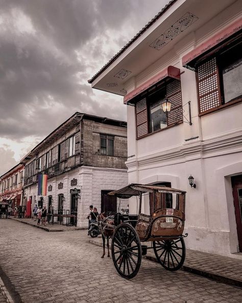 Spanish Colonial Architecture Philippines, Old Philippine Houses, Filipino Old House, Old Philippines Aesthetic, Old Filipino Houses, Spanish Colonial Philippines, Filipino Culture Aesthetic, Architecture In The Philippines, Philippines Building