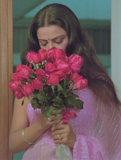 Rekha Actress, Vintage Bollywood Aesthetic, Bollywood Retro, South Asian Aesthetic, Retro Bollywood, 90s Bollywood, Bollywood Outfits, Vintage Icons, Vintage Bollywood