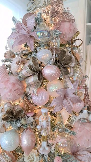 Pink And Gold Christmas Tree, Pink And Gold Christmas, Aesthetic Christmas Tree, Christmas Tree Colour Scheme, Pink Christmas Tree Decorations, Rose Gold Christmas Decorations, Christmas Tree Inspo, Christmas Tree Decorating Themes, Rose Gold Christmas