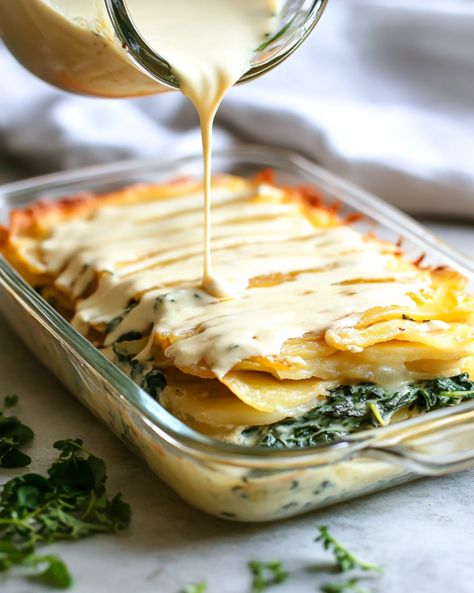 Easy Dinner Recipe: Delicious Potatoes with Spinach and Eggs - Crafty Home Creators Potatoes With Spinach And Eggs, Potatoes With Spinach, Spinach And Potato Recipes, Spinach And Eggs, Spinach Gratin, Delicious Potatoes, Italian Potatoes, Cottage Cheese Pancakes, Cheese Pancakes