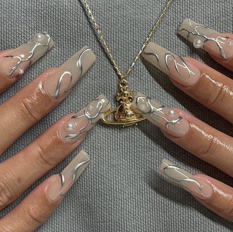 Silver Nails Designs, Silver Metallic Nails, Metallic Nail Designs, Sliver Nails, Silver Acrylic Nails, Ombre Chrome Nails, Nails Girly, Metallic Nails Design, Acrylic Nails Nude