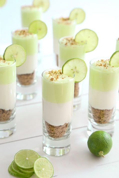 Cheesecake Shots, Key Lime Pie Cheesecake, Shot Glass Desserts, Shooter Recipes, Dessert Light, Smores Dessert, Lime Desserts, Dessert Shooters, Key Lime Cheesecake