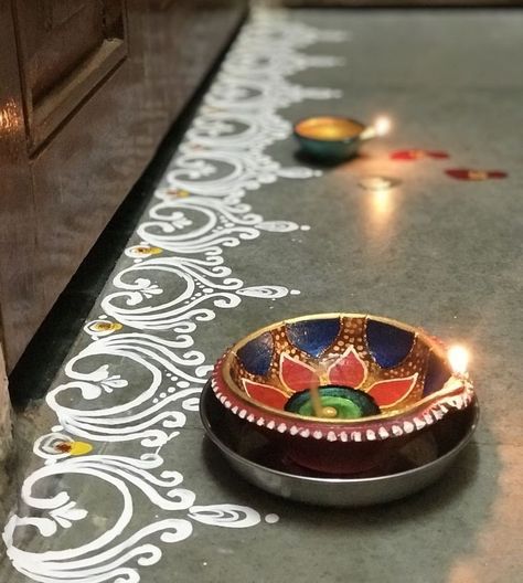 Jhoti Chita Design Simple, Rangoli Designs Latest Simple, Jhoti Chita Design, Rangoli Designs Easy, Border Rangoli, Very Easy Rangoli Designs, Rangoli Designs Simple Diwali, Rangoli Designs Photos, Rangoli Simple