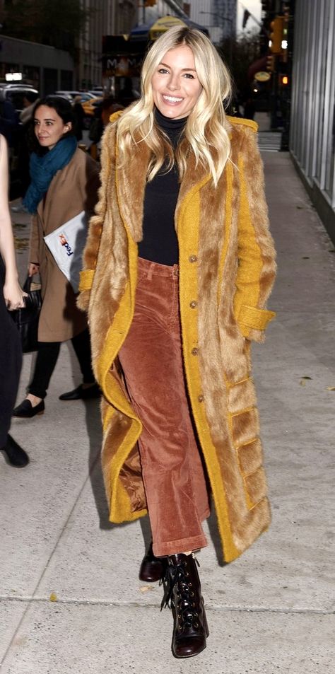 Sienna Miller Leather Jacket, Sienna Miller Style 2023 Winter, Sienna Miller Street Style 2023, Sienna Miller Hair 2024, Sienna Miller Style 2000s, Sienna Miller Winter Style, Sienna Miller Outfit, Sienna Miller Style 2024, Sienna Miller Fashion