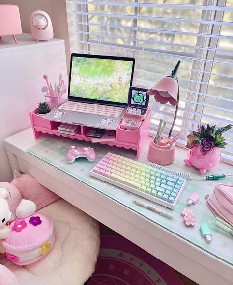 Cute Work Desk, Kawaii Gaming Desk, Gaming Setup Kawaii, Kawaii Desk Setup, Desk Kawaii, Kawaii Gaming Setup, Setup Laptop, Home Desks, Kawaii Office