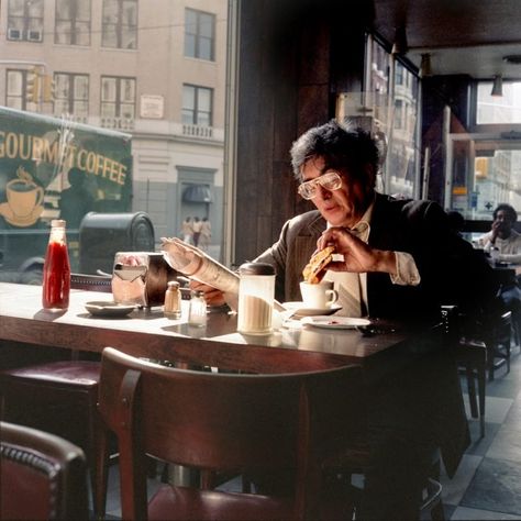 30 Nostalgic Photographs of New York in 1980s Janet Delaney, Sandwich For Breakfast, New York People, Houston Street, Humans Of New York, New York Graffiti, Berkeley California, New York Photography, New York Subway