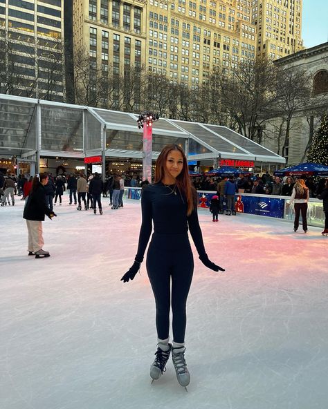 Ice Skating Girl Aesthetic, Ice Skating Black Woman, Ice Skating Ig Pics, I’ve Skating Aesthetic, Professional Ice Skating Aesthetic, Skating Photoshoot, Ice Skating Aesthetic, Girl Ice Skating, Ice Skating Pictures