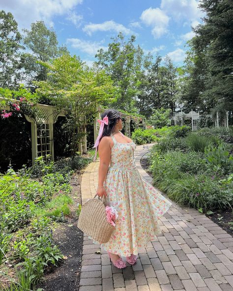 garden fairy vibes 🧚🏻‍♀️🎀🦋💐🧺 Autumn Picnic Outfit, Picnic Dress Outfits Summer, Modest Fashion Outfits Summer, Garden Outfit Ideas, Sundress Aesthetic, Cottagecore Fashion Aesthetic, Curve Style, Dress Curvy, Barbie Outfits