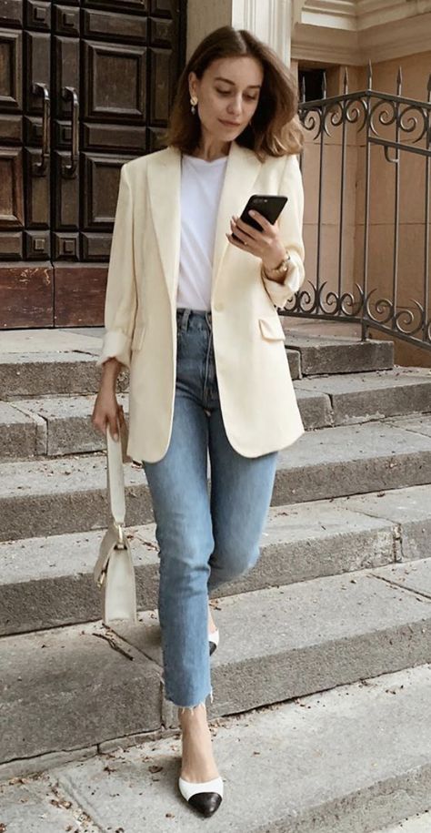 Vanilla Blazer Outfit, Ivory Blazer Outfit, Outfits With Blazers For Women, Cream Blazer Outfit, Velvet Blazer Outfit, Winter Business Outfits, White Pants Outfit, Bad Fashion, Jacket Outfit Women