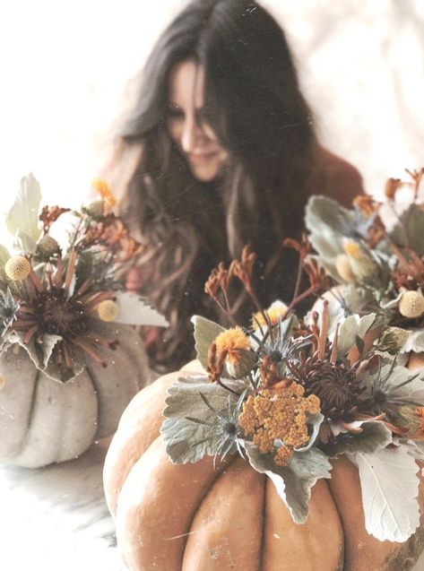 Dried Floral Pumpkin Arrangement, Pumpkin Floral Centerpieces, Decorating Pumpkins, Flower Centerpieces Diy, Thanksgiving Table Decor Ideas, Pumpkin Bouquet, Pumpkin Centerpiece, Pumpkin Arrangements, Thanksgiving Table Decor