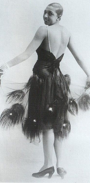 Josephine Baker in peacock trimmed frock American Photography, Josephine Baker, Flapper Girl, Magazine Fashion, Roaring Twenties, Old Fashion, Dresses Elegant, Feather Dress, 1920s Fashion