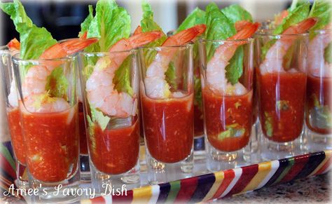 Shrimp Shooters - yummy...and you can add a splash of vodka and make them "adult" shrimp shooters :-) Shrimp Shooters, Easy Shrimp Cocktail, Horderves Appetizers, Homemade Cocktail Sauce, Shooter Recipes, Elegant Appetizers, Food Party, Party Appetizers, Easy Shrimp