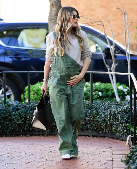 Pregnant Sofia Richie Shows Off Baby Bump in Green Overalls as She Steps Out in Los Angeles Ingrid And Isabel Maternity, Pregnancy Overall Outfits, Cool Pregnancy Outfits, Bump Style Summer, Pregnant Street Style, Bump Outfits, Summer Pregnancy Outfits, Casual Maternity Outfits, Green Overalls