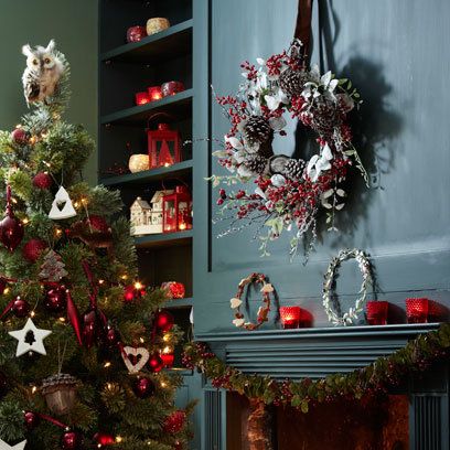 I need a dark dark green wall.... Christmas Interior Design, Red Magazine, Christmas Styling, La Christmas, Festive Recipes, Dark Green Walls, Christmas Decorating Ideas, Basement Makeover, Christmas Interiors