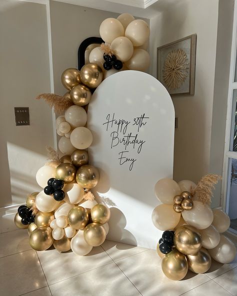 🖤 g o l d e n h o u r 🖤 Balloon Display, Balloon Installation, Happy 30th Birthday, Confetti Balloons, 90th Birthday, 30th Birthday, Birthday Balloons, Birthday Theme, Diy Wedding