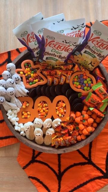 Halloween Candy Platter, Halloween Candy Tray, Halloween Candy Board, Halloween Candy Buffet, Halloween Platter, Halloween Deserts, Halloween Snacks For Kids, Candy Tray, Relatable Mom