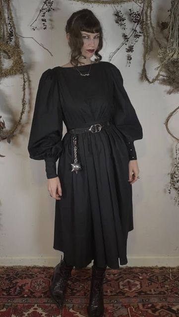 Medieval Goth, I Do Declare, Strega Fashion, Bateau Neck, Medieval Fashion, Work Looks, Art Clothes, Full Skirt, Gothic Fashion