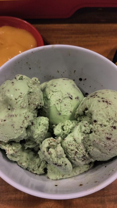 Ice Cream Mint Choco, Choco Ice Cream, Mint Choco, Mint Chocolate Ice Cream, Mint Cake, Mint Chocolate Chip Ice Cream, Mint Ice Cream, Junk Food Snacks, Choco Chips