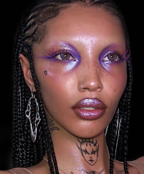 Euphoria Theme Makeup, No Brows Makeup Editorial, Planet Her Outfits, Pink Freckles Makeup, Drawn On Brows, Editorial Purple Makeup, Editorial Halloween Makeup, Lover Ts Makeup, Alien Rave Makeup