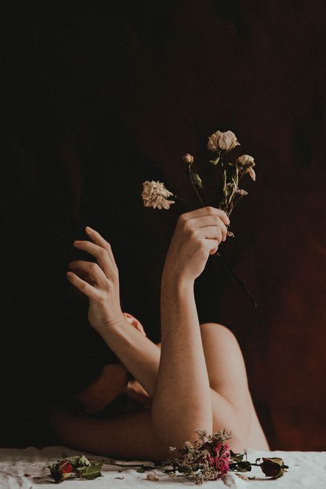 Uicideboy Wallpaper, Hands Holding Flowers, Hand Photography, Fotografi Vintage, Photographie Portrait Inspiration, Self Portrait Photography, Hands Holding, Holding Flowers, Conceptual Photography