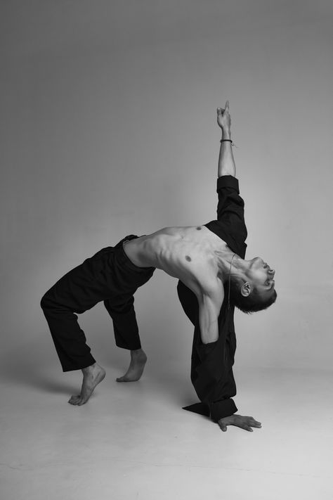 Male Ballet Photography, Male Contortionist Poses, Male Contemporary Dancer, Men Dance Poses, Male Dance Photography, Male Dance Poses, Male Dancer Photography, Male Dancer Aesthetic, Dancing Person