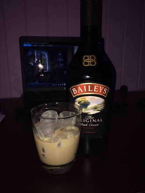 Baileys after a good hour run with lara ❤️ LOVE Baileys Aesthetic, Baileys Alcohol, Baileys Drinks, Alcoholic Drinks Pictures, Pretty Alcoholic Drinks, Rum Cream, Strong Drinks, Yummy Alcoholic Drinks, Healthy Food Inspiration