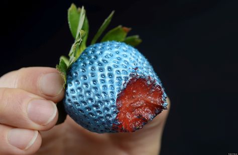 Edible Spray Paint Turns Food Into A Futuristic Feast Futuristic Party, Design Cibo, Hunger Games Party, Space Food, Blue Strawberry, Edible Food, Good Eat, German Food, Company Meals