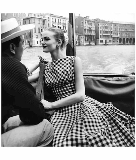 Susan Abraham VENICE ITALY VOGUE JULY 1956 © Henry Clarke Henry Clarke, Vogue Photography, Magazine Vogue, Look Retro, Fashion 1950s, Vintage Fashion Photography, Couture Mode, Vestidos Vintage, Moda Vintage