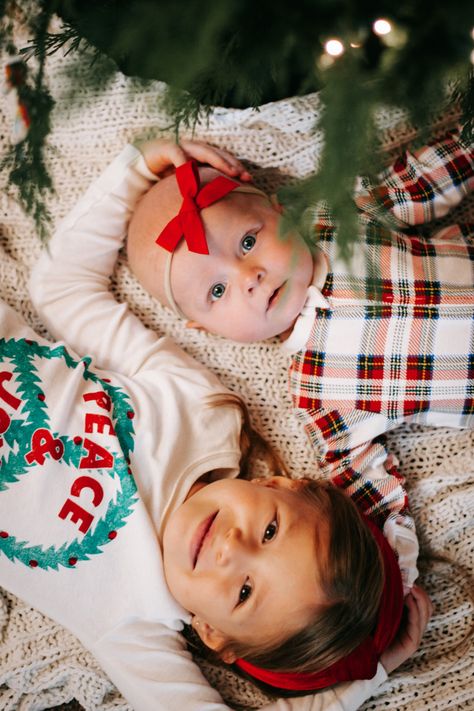 Christmas Pictures With Siblings, Cute Christmas Kid Pictures, Christmas Pictures With Newborn Family, Family Diy Christmas Photos, Christmas Eve Photos, Christmas Photos Toddler And Baby, Newborn Under Christmas Tree Photo Ideas, Sibling Christmas Tree Pictures, Christmas Tree Kids Pictures