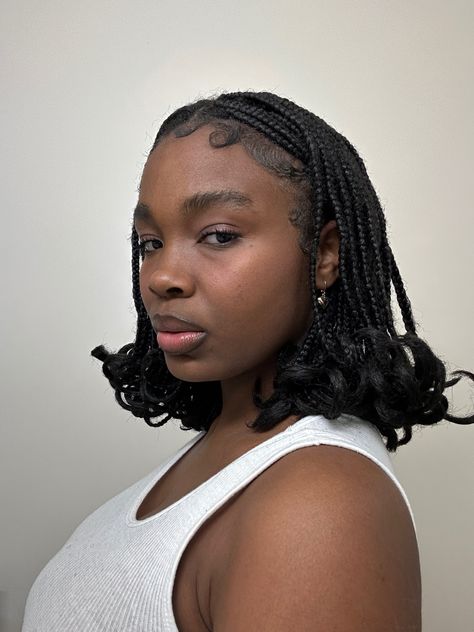 Short Braids On Black Women, African Protective Hairstyles, Short Braids Aesthetic, Short Box Braids For Black Women, Knotless Vs Knot Braids, Short Hair Braids Black Women, Short Braids Curly Ends, Braided Hairstyles For Short Hair Black, Unique Protective Hairstyles Black Women