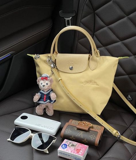 Longchamp Bag Outfit, Long Champ Bag, Girly Y2k, Long Champ, My Style Bags, Inside My Bag, Longchamp Bag, Purse Essentials, Handbag Essentials