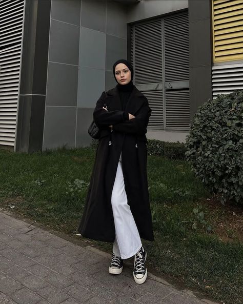 Long Coat Outfit Hijab, Coat Hijab Outfit, Hijabi Dark Academia, Black Coat Outfit Winter, Long Black Coat Outfit, Long Blazer Outfit, Black Jacket Outfit, Fall Coat Outfit, Black Coat Outfit