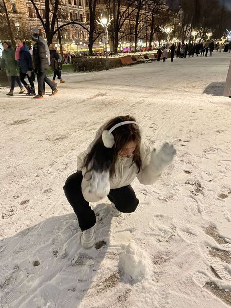 Cute Winter Outfits Aesthetic Snow, Winter Outfit Earmuffs, Winter Aquarium Outfit, Winter Outfits With Earmuffs, White Ear Muffs Outfit, Ohrenwärmer Outfit, Outfits With Earmuffs, Eat Muffs Outfit, White Earmuffs Outfit