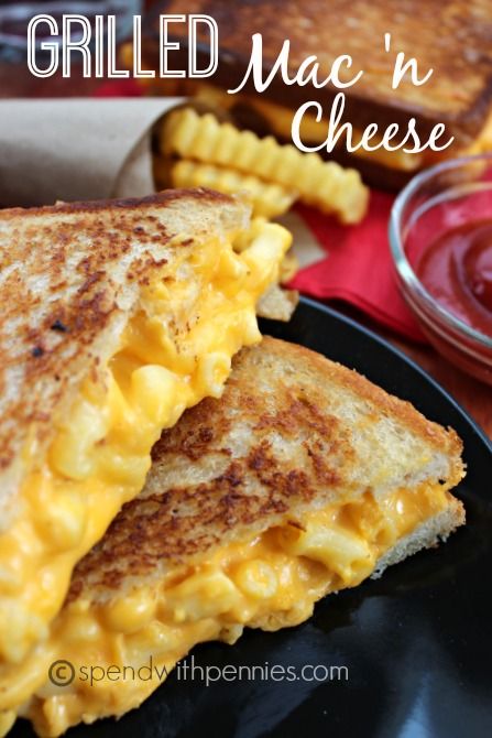 Grilled Mac & Cheese Sandwich! This makes an awesome lunchtime treat or you can pair it up with tomato soup for a perfect meal! Grilled Mac And Cheese, Grilled Cheese Sandwiches, Perfect Lunch, Munnar, S'mores, Cheese Sandwich, Sandwich Recipe, Chapati, Cheese Sandwiches