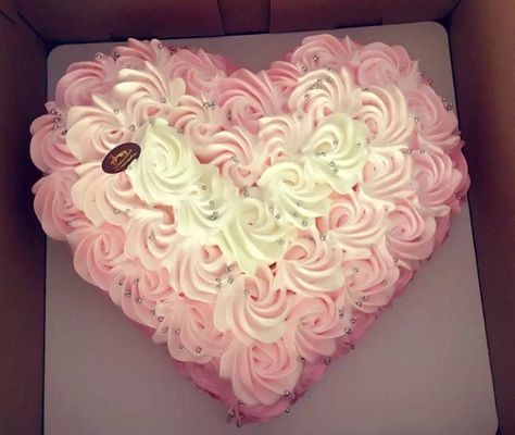 Heart shaped rosette cake Heart Pull Apart Cupcakes, Heart Shaped Cakes Valentine's Day, Heart Shape Cake Designs For Birthday, Birthday Cake Heart Shape, Birthday Cake With Roses, Cake Rosettes, Cake Heart Shape, Birthday Cake Heart, Shaped Birthday Cake