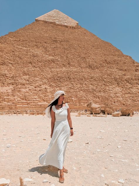 Pyramid of Khafre: It was the second, and second largest, of the ancient Egyptian pyramids that were built on the Giza Plateau. It was built for Pharaoh Khafre whose name is Chephren in Greek. I Pyramids Outfit, Egypt Clothing, Creative Beach Pictures, Egypt Tourism, Giza Plateau, Giza Pyramids, High By The Beach, Pyramids Egypt, Jordan Photos