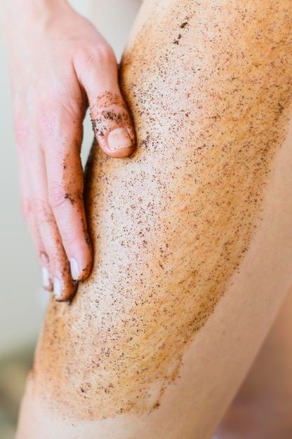 Woman applying body scrub on her leg Pre... | Premium Photo #Freepik #photo #beauty #home #spa #body Lemon Scrub, Body Peel, Spa Body, Strawberry Legs, Homemade Scrub, Coffee Body Scrub, Salt Body Scrub, Prevent Ingrown Hairs, Smooth Legs