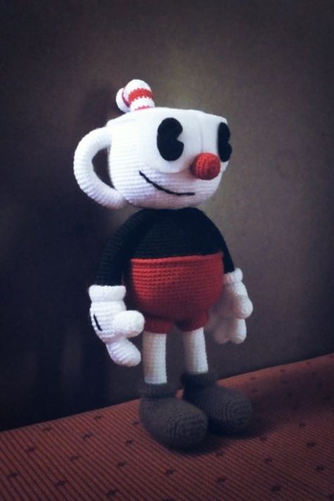 Cuphead amigurumi Cuphead Game, Christmas Snowmen, Crafts Crochet, Diy Crafts Jewelry, Crafts Jewelry, Amigurumi Toys, Christmas Snowman, Crochet Amigurumi, Jewelry Crafts