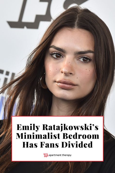 Read more about Emily Ratajkowski’s minimalist bedroom that she posted to Instagram. Celebrity Bedrooms Interior Design, Emily Ratajkowski Apartment, Celebrity Bedrooms, Nyc Apartment Decorating, Grey Lighting, Next Bedroom, Minimalist Apartment Style, New York City Apartment, Retro Room