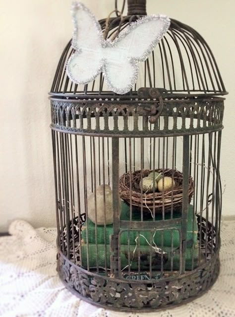 It is easy to find inspired ways to display birds in your home. Gather any bird related items and display them together. How To Decorate Bird Cages, Diy Birdcage Decor, Decorated Bird Cages Ideas, How To Decorate A Birdcage, Decorative Bird Cages Ideas, Bird Cages Decorated Ideas, Repurposed Bird Cage Ideas, Birdcage Decor Ideas, Vintage Bird Cage Decor