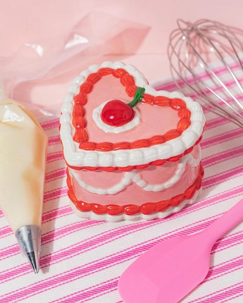 And a cherry on top ! 🍒 the perfect way to store all your little Knick knacks and trinkets in this vintage heart cake inspired box with lid ! Canna Style, Cake Artwork, Realistic Cakes, Cake Storage, Amazon Box, Catchall Tray, Paper Cones, Rolling Paper, Pen Shop