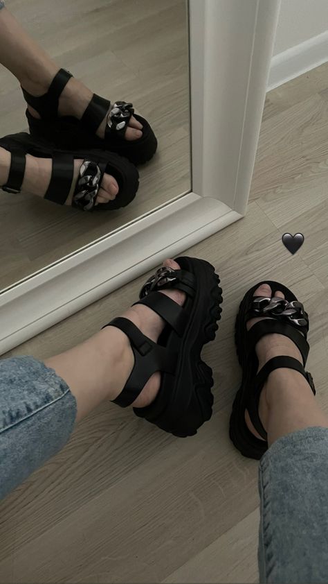 Pretty Sandals, Pretty Shoes Sneakers, Fashion Shoes Heels, Shoes Outfit Fashion, Classy Shoes, Fancy Shoes, Girly Shoes, Aesthetic Shoes, Swag Shoes